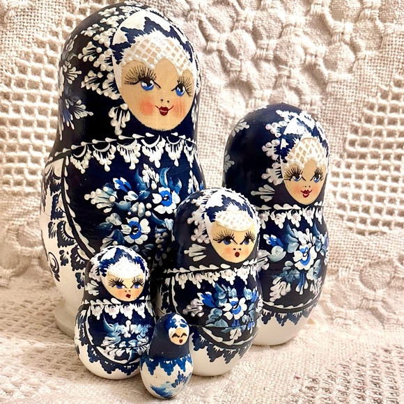 Matryoshka  Russian Nesting Wooden Doll 5 Piece🤚🏽Painted🔵⚪️Signed 6.5 in - Picture 3 of 15
